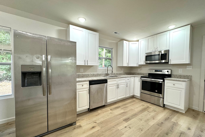 Kitchen - $650/month private room with private bathroom for rent 5 mins drive to UTK campus House