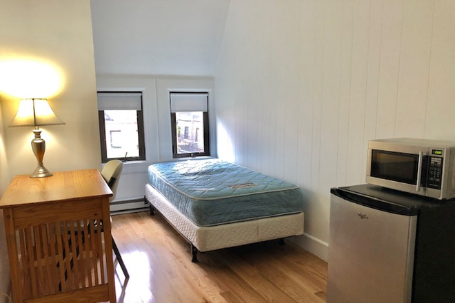 STUDIO - NO BROKER FEE! FURNISHED STUDIO AT 248 NEWBURY ST. AVAILABLE SEPTEMBER 1, 2025 Apartments