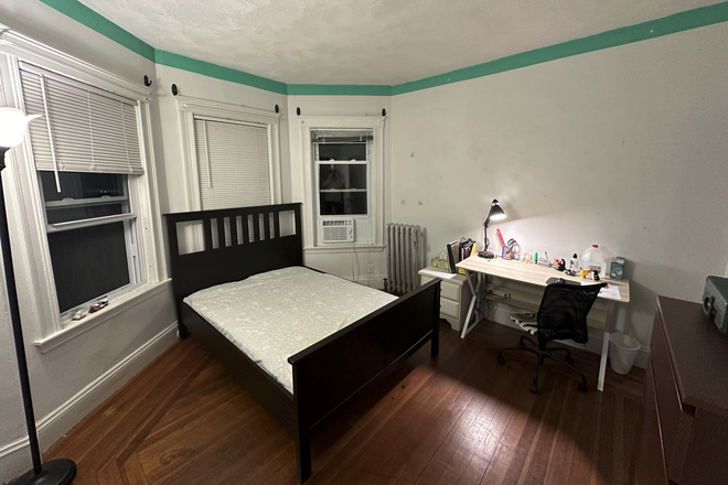 Bedroom For rent. Bed + mattress, Desk, Dresser, 2 Lamps included in rent. - Apartment 5 minutes from Campus Center