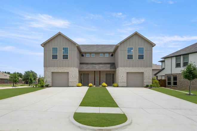 Front exterior - 6 Bedroom Furnished Newly Built - 5 Minutes from Campus Duplex