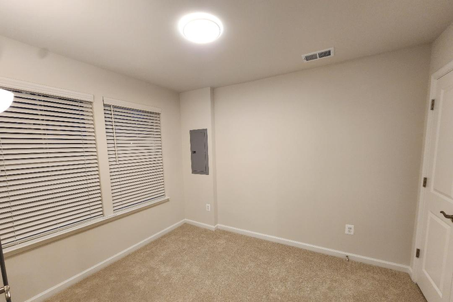 Bedroom#2 - 1-Furnished Master Bedroom Suite & 1-Unfurnished Room in Brand New Townhome Near UMD Campus