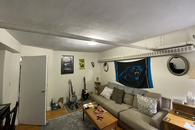 Hub Realty - Spacious one bedroom, ground level, parking available for rent Apartments