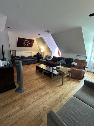 LIVING - LARGE 4 BED WITH LARGE BACKYARD! Apartments