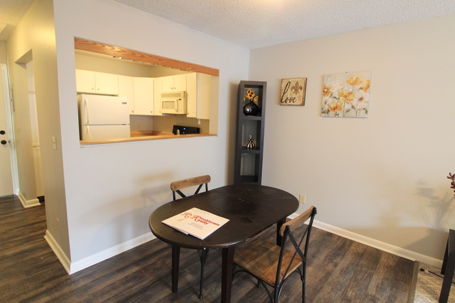 dinning area - Hunters Ridge - Pre- leasing for 25-26 school year! 2 bedroom - 2 bath condo for rent!