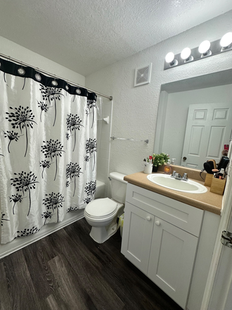 Bathroom - Rent $915, bedroom+bathroom in a 4x4 Apartments