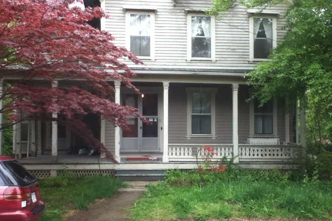 House front - SPACIOUS ROOM in Northampton, short walk to bus stop, bike paths, downtown amenities, Smith. House