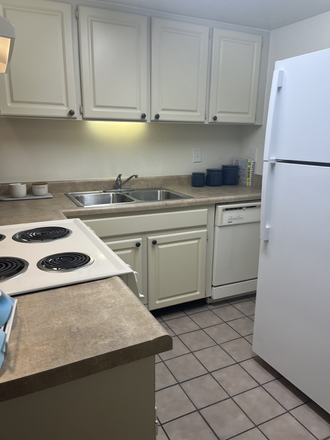 Kitchen - Oxford Manor Apartments