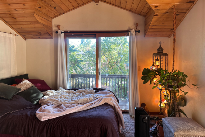 Balcony view and sliding door - Cozy house close to campus
