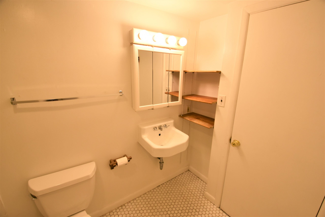 Shared Bathroom - Room in house on the Hill