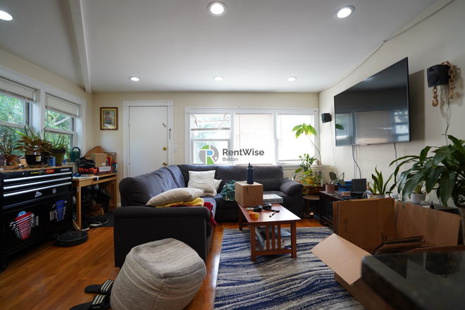 1 - SEPT 2025-Sweet Cambridge 4 bed, 2 bath, w/ office & Parking! No Fee!