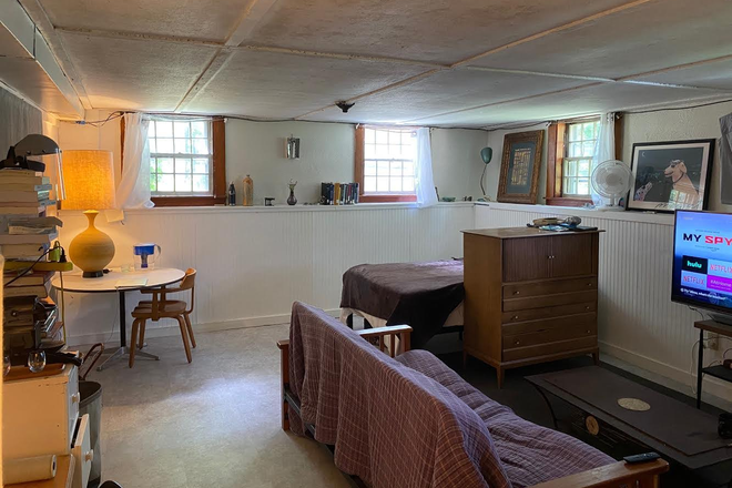 bedroom - Studio/walk 5 minutes to campus/downtown: nature/central