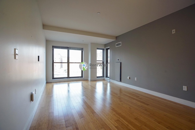 1 - AVAIL NOW-March- Spacious 1 bed, renovated. great Fenway Location, Easy MBTA, NO FEE Apartments