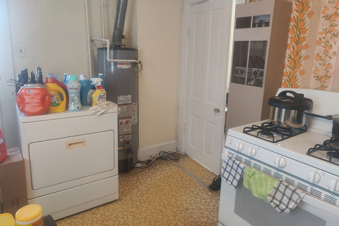 Kitchen area - Subleting bedroom in 3 Br/1 bath shared housing House