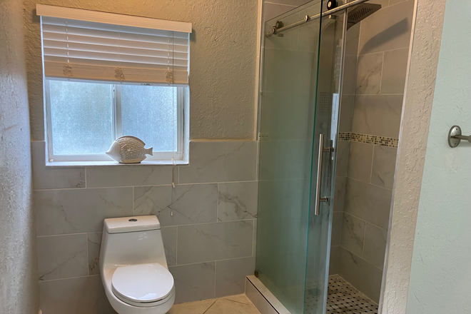 BATHROOM - UM students Miiler Dr House rental 4/2