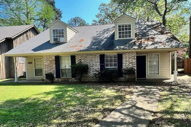 Front of house. - Duplex Near the heart of LSU Rental