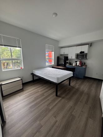 Studio - Studio Close to Campus Midtown Apartments