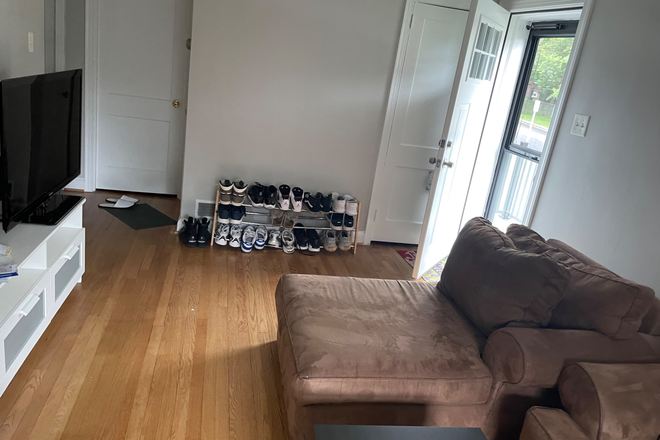 Front entrance - Fully renovated house for rent near Campus! Cleaning Service Provided!