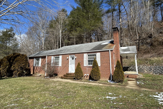  - Cute Brick House in Cove Creek Area