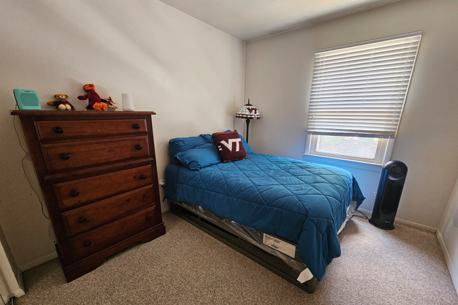Bedroom - Room in Hethwood Townhome w/ Amenities