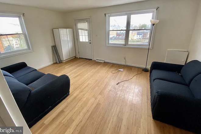 Livingroom - SAVE big! Cheapest 6-br house walking-easy access to UMD-metro opening soon!