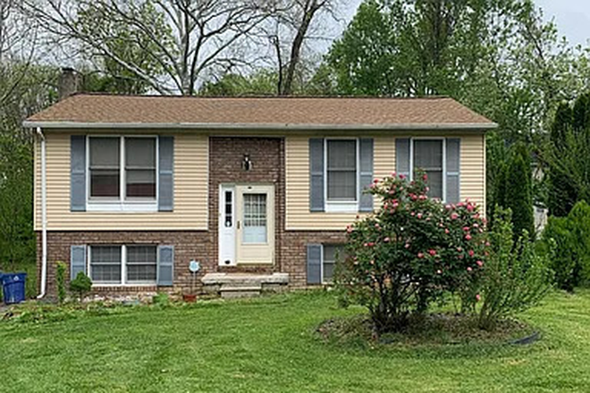 Front - Single home house Large parking lot
