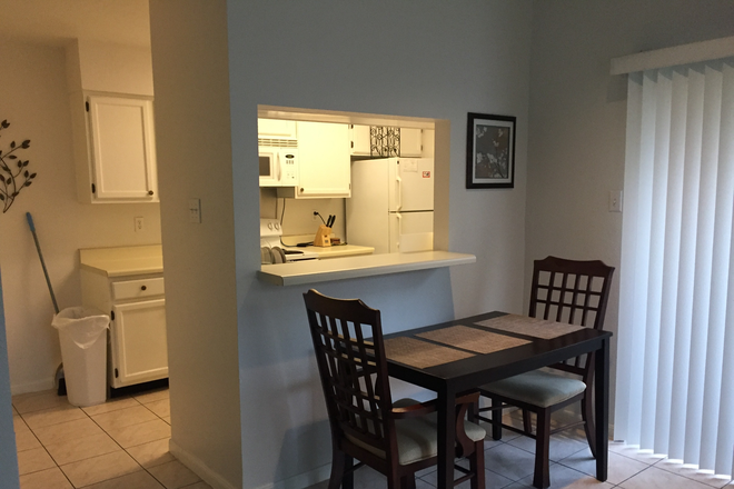 Dining area - downstairs - FURNISHED condo near Rice Univeristy/Med Center - 1 bdr/1.5 bathroom