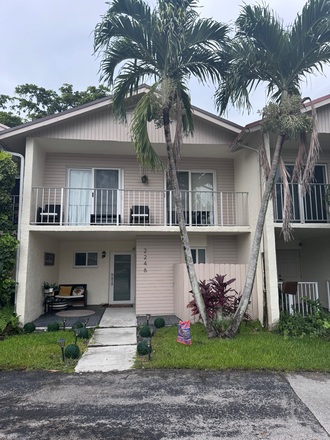 Front of the house - Davie Townhome Near Campus — Perfect for University Students and Staff