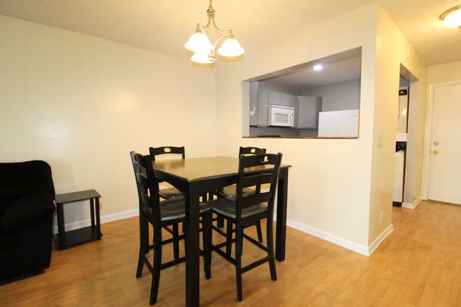 Living area - 2 rooms left in this 3 bedroom-2 bath condo 1390-F Hunters Rd
