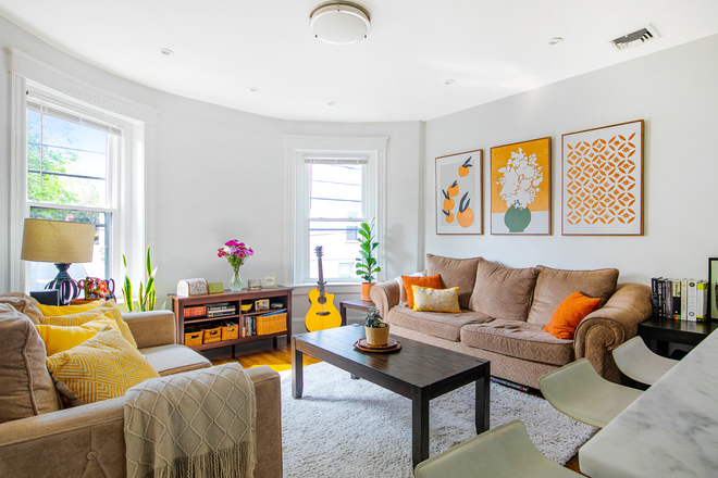 living room - no fee, renovated, free parking, pets welcome,