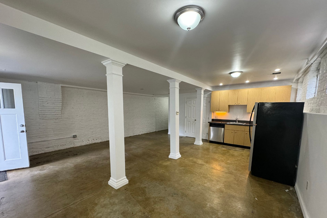 . - Modern 2 bed/2 bath with HEAT/HOT WATER included - avail NOW!!! Apartments