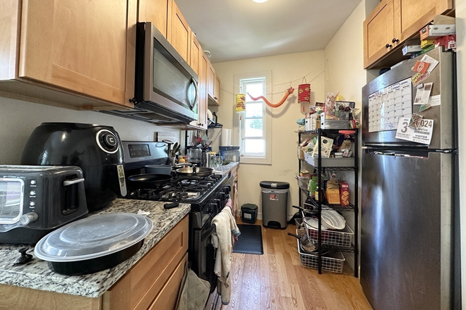 kitchen - Sun-Drenched 3 Bed / 1 Bath near campus available 9/1/26!! Apartments