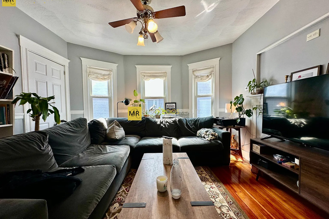 Call NOW for showings! 617-236-8600 - LOWELL ST - HUGE TOP FLR DUPLEX 5BR NEAR TUFTS W/ IN UNIT LNDRY, 2 DECK, RNTL PRKNG AVAIL *9/1/2026* Apartments