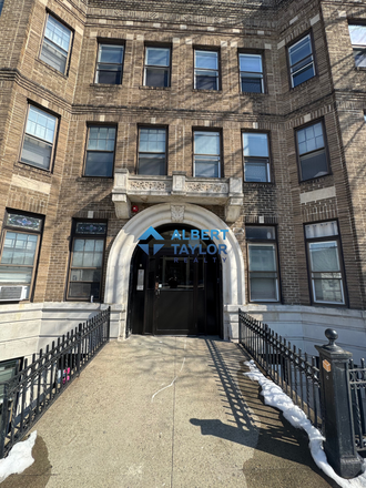 Exterior - Large 3-Bedroom with Living Room on Park Drive!!