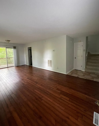 living room - Fully renovated house, 1.5 miles from campus