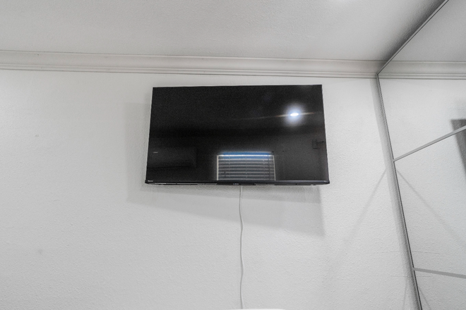 Hung smart TV - Remodel private room fully furnished all utilities included Apartments