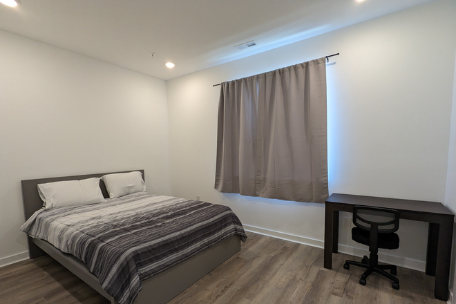 Unit 3 Primary Bedroom - Spacious Shared or Private Housing for Students/Trainees/Traveling Medical Professionals Triplex