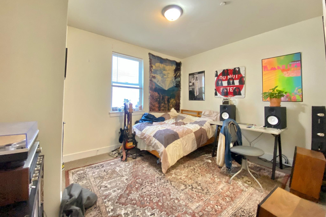 Bedroom - 1622 W Jefferson St #1 Apartments