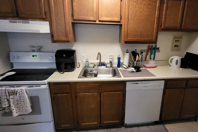 LIVING - 2 BED WITH HEAT, HOT WATER AND PARKING INCLUDED! 9/1/25! Apartments