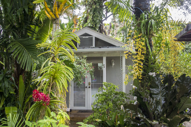 Front entrance - Grove Cottage Apartments