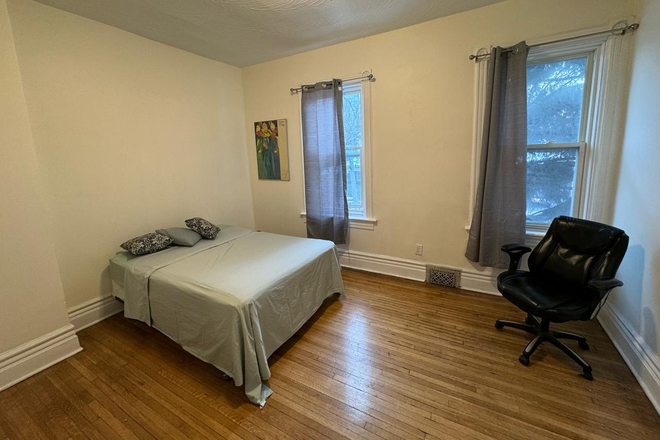 Bedroom - Large Fully Furnished Room with Bathroom 10 Minutes from UofT and TMU