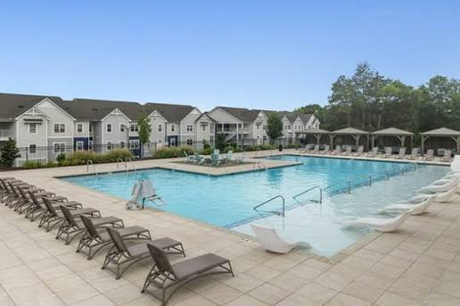 Pool - Aspen Heights Apartments