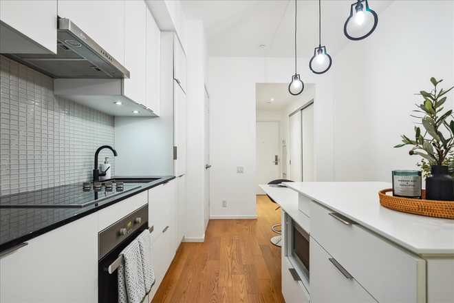 Modern kitchen - 1 Bed 1 Bath Condo For Rent Steps to U of T at Desirable Five Condos