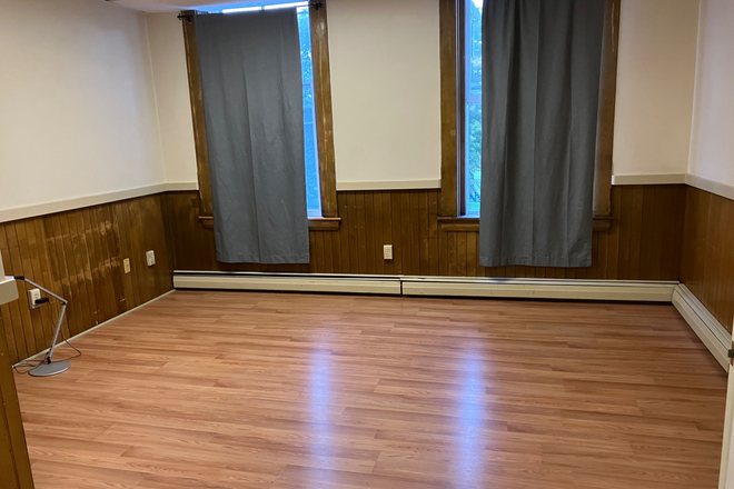 Main floor space - Studio conveniently located close to VLS