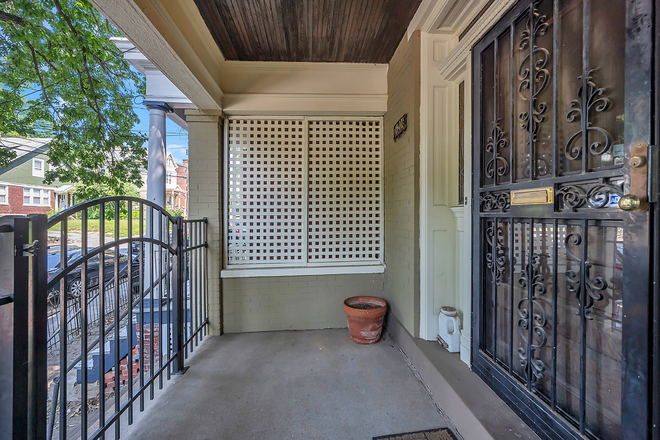 Exterior - 3206 Bishop 5 Bed 2 Bathroom! House