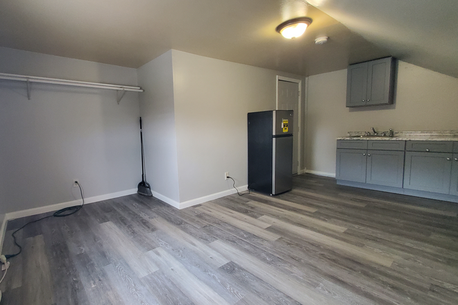 Bedroom - Spacious 3rd-Floor Studio-Style Room with Private Kitchenette & All Utilities Included Apartments