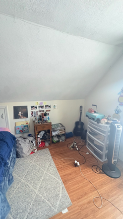 Bedroom - Cozy and furnished upstairs room, 13 minute walk from Tufts campus Duplex