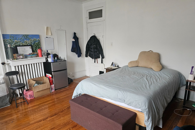 Bedroom - 1 Bedroom Available <5min walk to Homewood campus, ideal for grad students