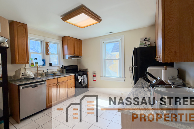 Kitchen - 3BR apt-Pine St-Princeton