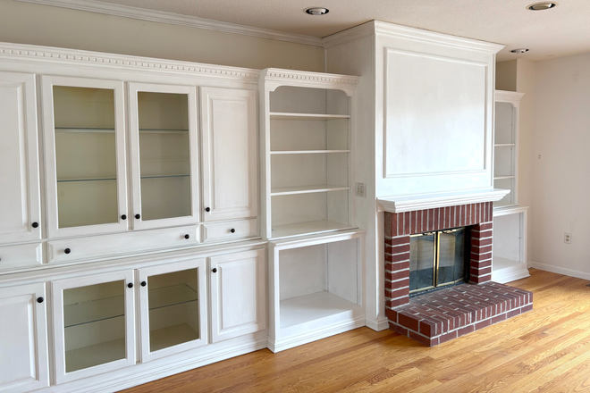 Fireplace in the living room - Winston Court - perfect for small family, PHD and Graduate student