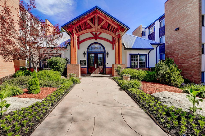 Exterior - Sterling Boulder Apartments, 2 blocks from campus, $500 incentive to take over lease for Aug 2026